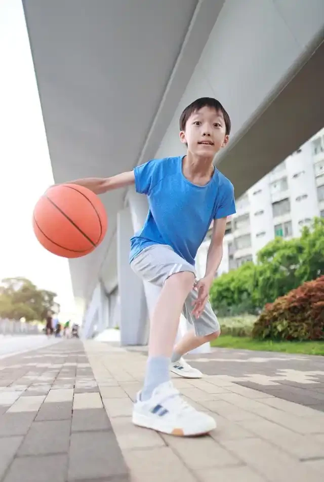 小孩子学篮球的基本训练