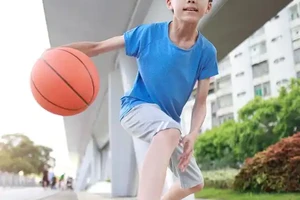 小孩子学篮球的基本训练